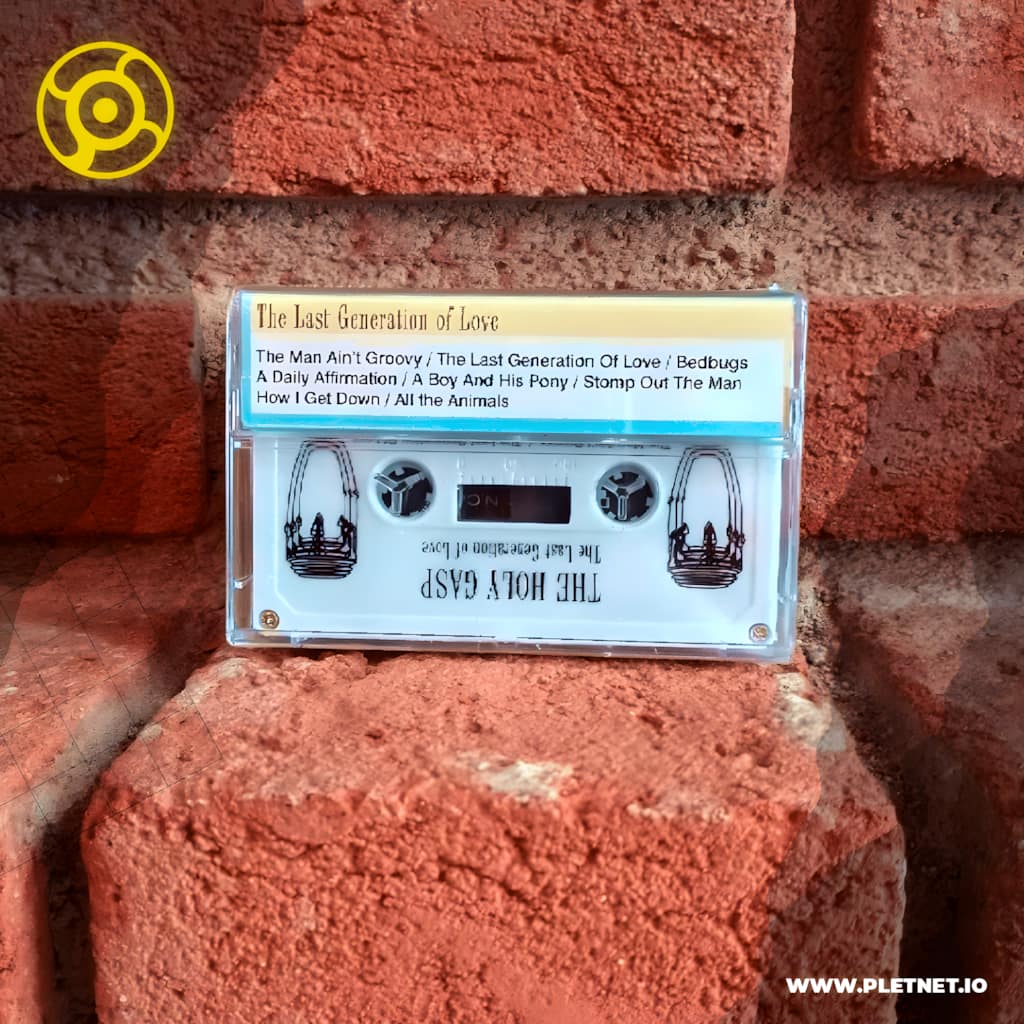 Descubre el sonido único y provocador de The Holy Gasp, con su cassette debut "The Last Generation of Love" . Lanzado en 2015, esta importación oficial distribuida por Plétora Network es una pieza de colección imprescindible para fans del indie canadiense y seguidores de la red.