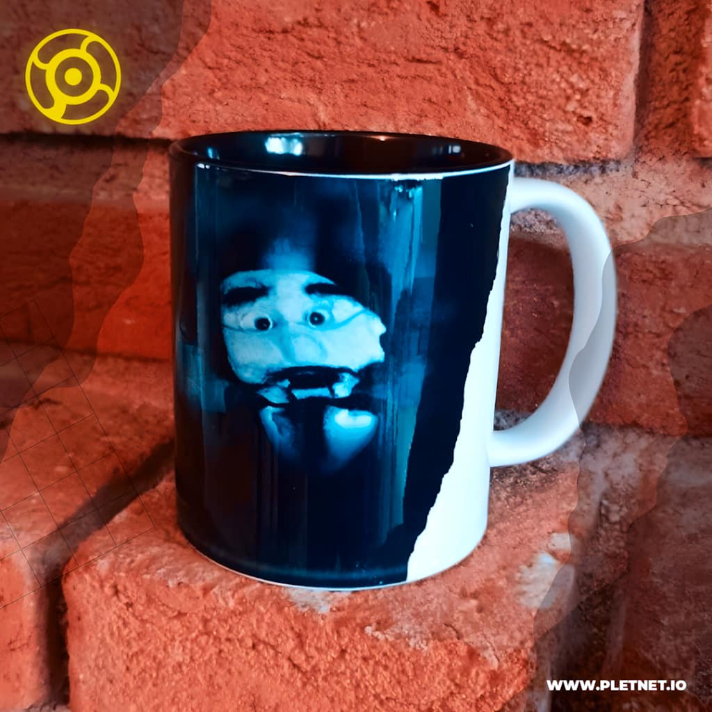 Esta Taza The Holy Gasp – Mexico Edition (Hilos) es una pieza de edición especial que celebra la colaboración entre The Holy Gasp, artista exclusivo de Plétora Network en México, y la cultura popular mexicana.