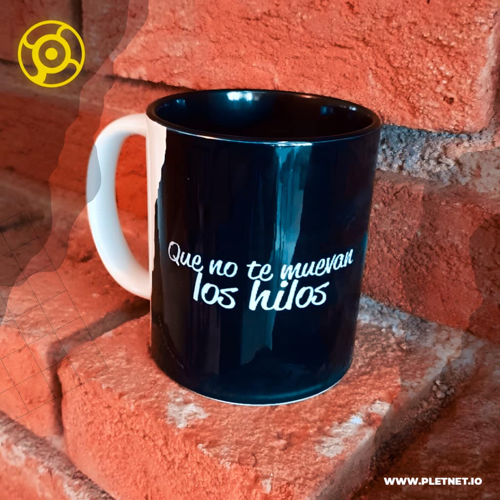 Esta Taza The Holy Gasp – Mexico Edition (Hilos) es una pieza de edición especial que celebra la colaboración entre The Holy Gasp, artista exclusivo de Plétora Network en México, y la cultura popular mexicana.