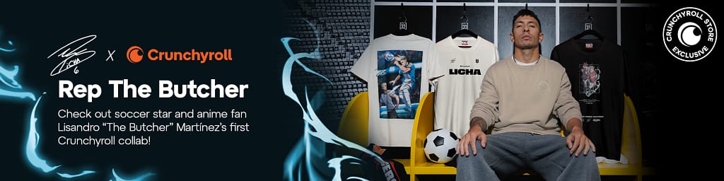 Imagen promocional de Lisandro 'The Butcher' Martínez, futbolista y fanático del anime, mostrando su colaboración con Crunchyroll. Se le ve sentado frente a camisetas de la colección, con un balón de fútbol a su lado.