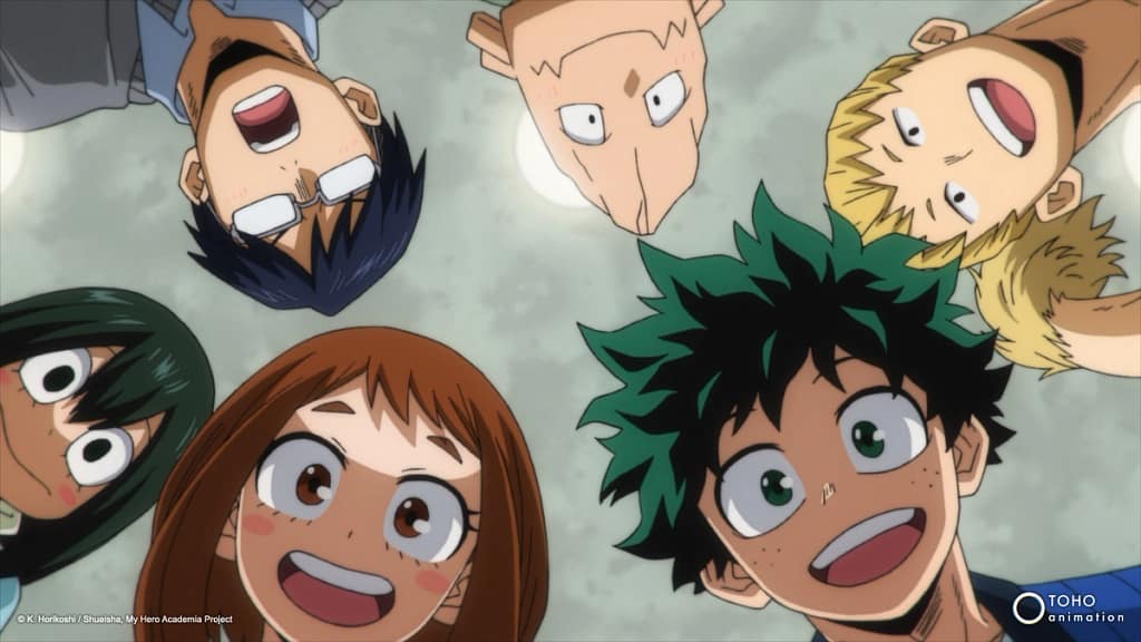 Personajes de My Hero Academia sonriendo y mirando hacia la cámara desde abajo, mostrando sus personalidades y entusiasmo.