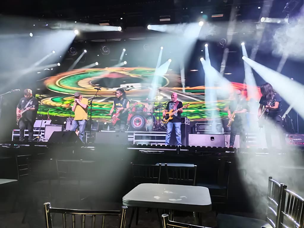 Tex Tex cumple 40 años sin venderse, sin pedir permiso, sin traicionar el barrio. El rock ejidal sigue vivo. Léelo en Studio. #TexTex #PlétoraMusic #RockEjidal