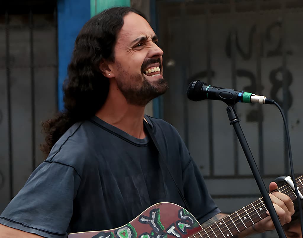 Mateo y Los Escapistas hacen folk que duele y punk que abraza. 'DÍaDepredador' es un disco para encender el fuego en un mundo que empuja al desgaste. #MateoYLosEscapistas #PlétoraMusic #FolkPunk