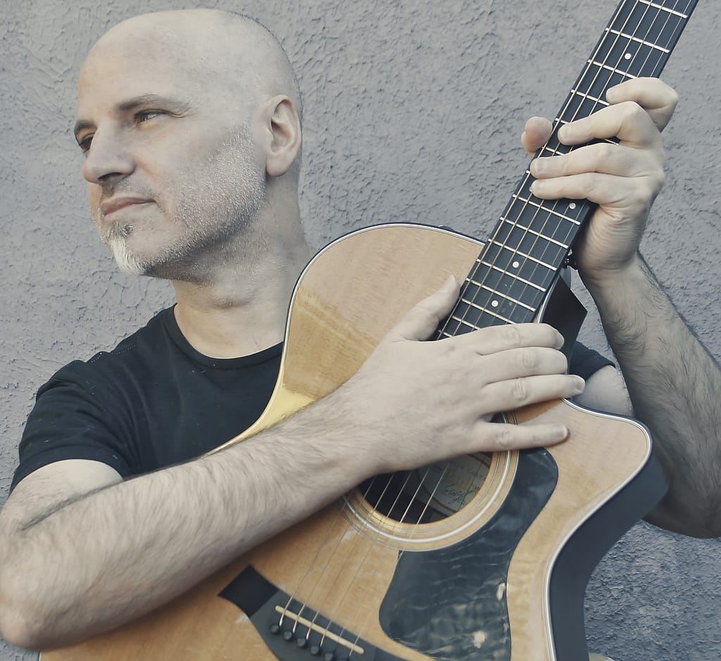 Gus Fernández hace folk que no pide permiso. Un disco para habitar, no para consumir. Escúchalo en Studio.