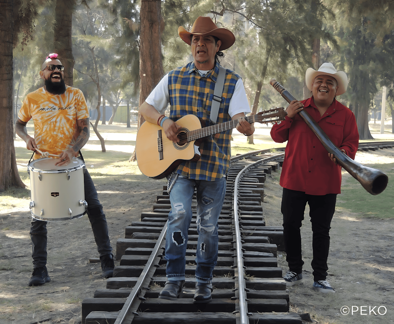 Tex Tex cumple 40 años sin venderse, sin pedir permiso, sin traicionar el barrio. El rock ejidal sigue vivo. Léelo en Studio. #TexTex #PlétoraMusic #RockEjidal