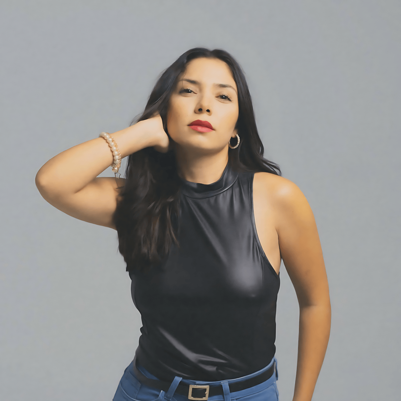 Jennifer Sáenz no actúa a Cecilia: la habita. Caro disecciona su carrera, su formación teatral y por qué Rosa Pastel es un acto de empatía. En Plétora TV. #PlétoraTV #PlétoraAliados #CríticaCultural
