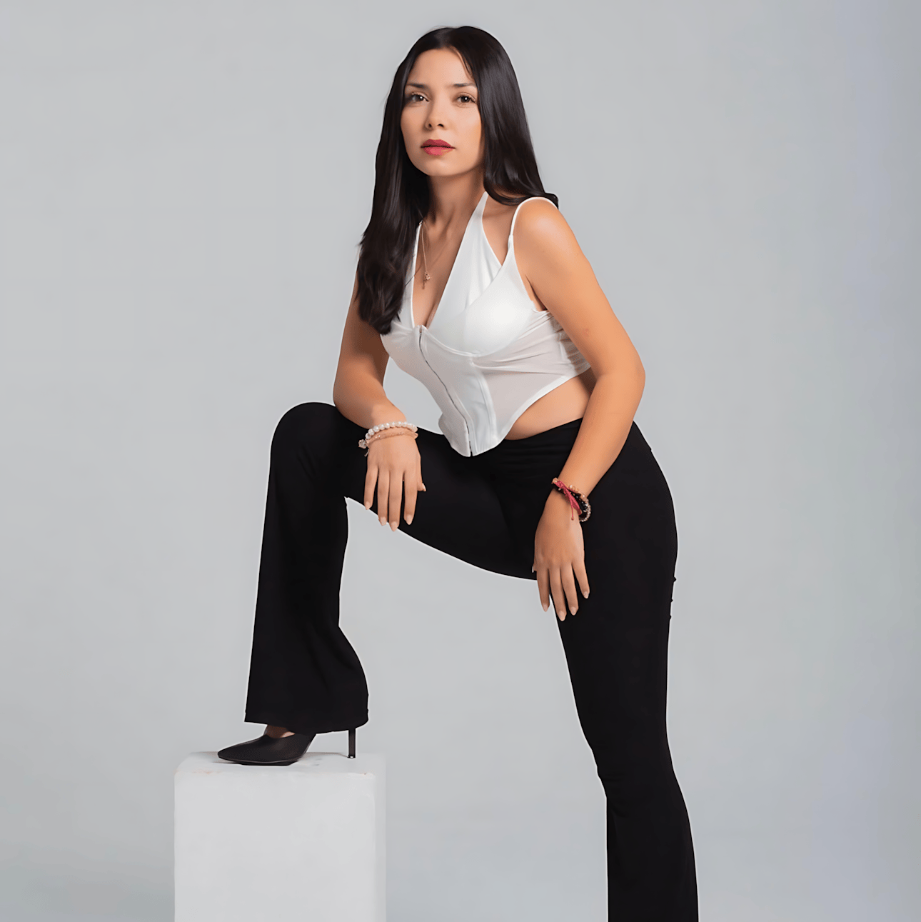 Jennifer Sáenz no actúa a Cecilia: la habita. Caro disecciona su carrera, su formación teatral y por qué Rosa Pastel es un acto de empatía. En Plétora TV. #PlétoraTV #PlétoraAliados #CríticaCultural