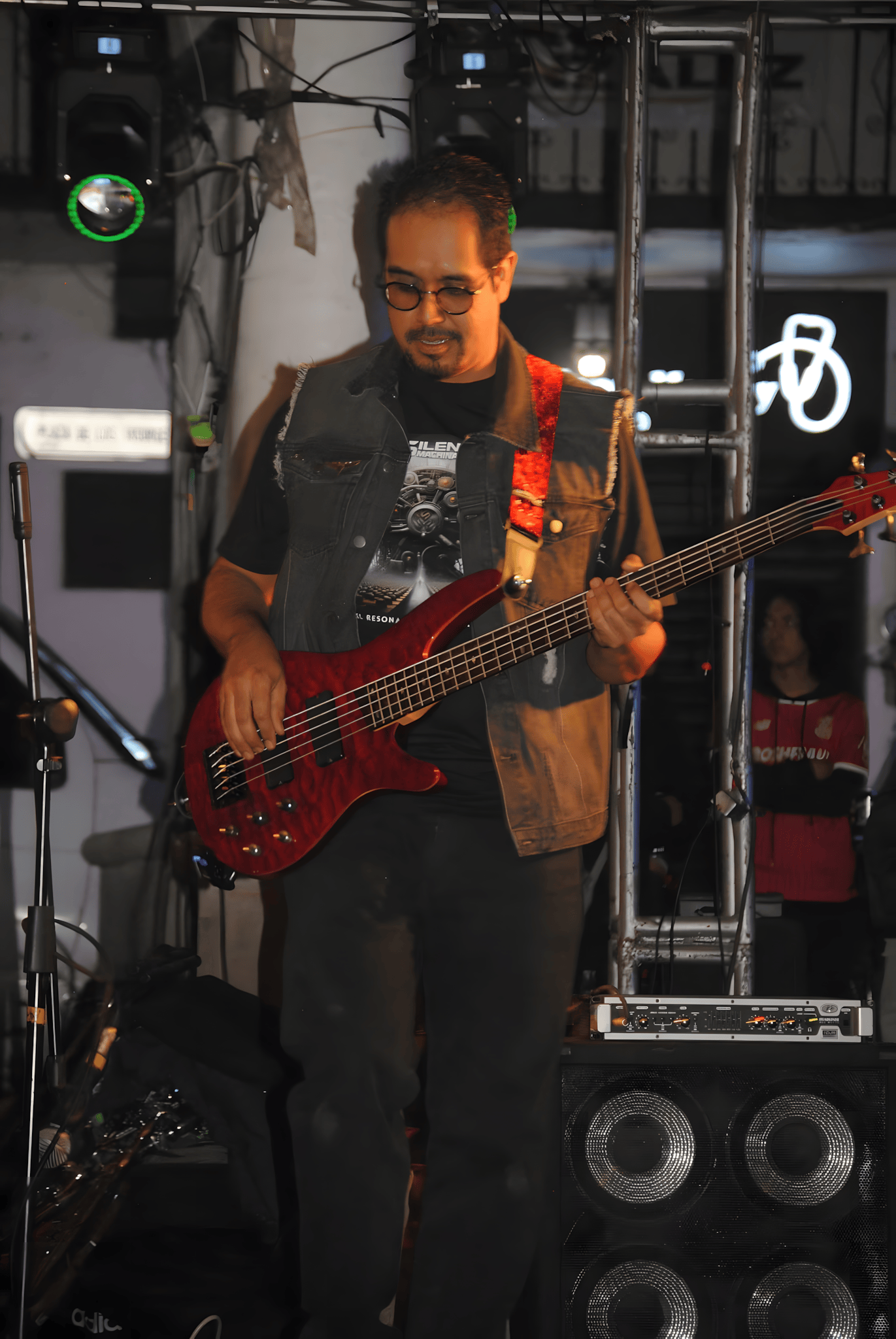 Silens Machina convierte el silencio en riffs que arrastran siglos. Rock sin concesiones, sin minutos contados. Escúchalos en Studio. #SilensMachina #PlétoraMusic #RockSinMoldes