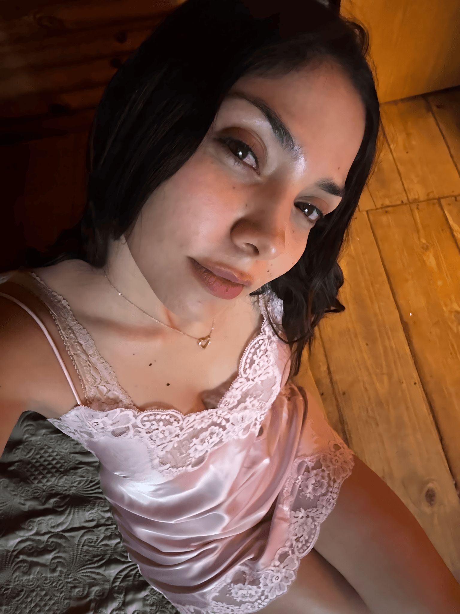 Jennifer Sáenz no actúa a Cecilia: la habita. Caro disecciona su carrera, su formación teatral y por qué Rosa Pastel es un acto de empatía. En Plétora TV. #PlétoraTV #PlétoraAliados #CríticaCultural