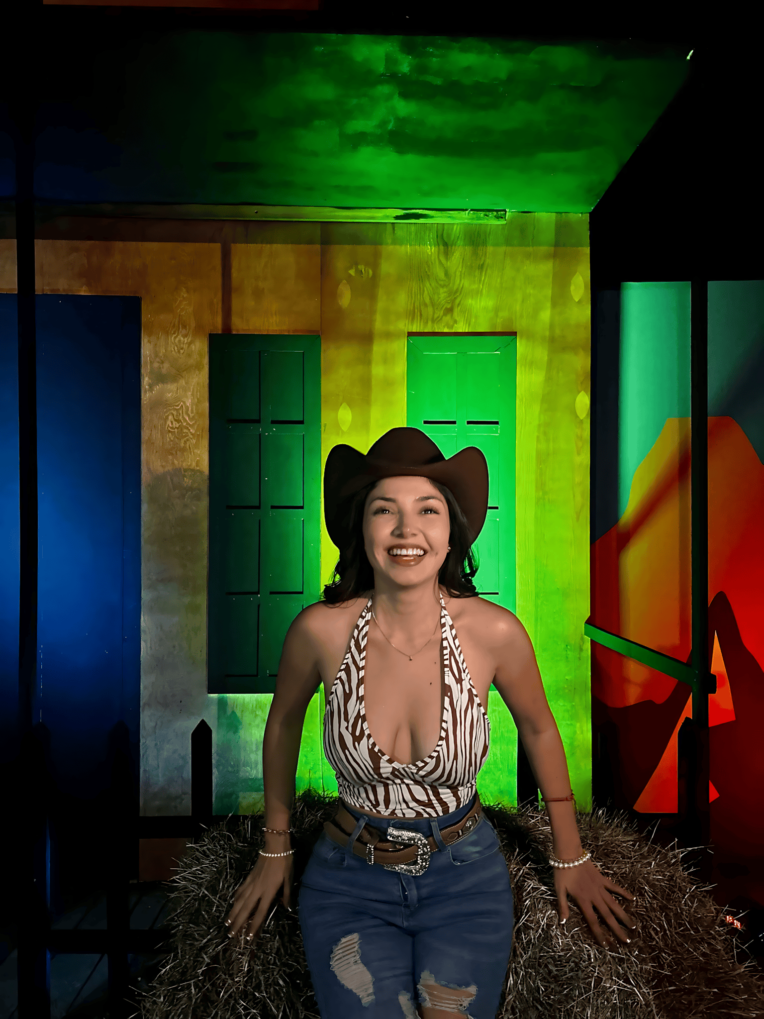 Jennifer Sáenz no actúa a Cecilia: la habita. Caro disecciona su carrera, su formación teatral y por qué Rosa Pastel es un acto de empatía. En Plétora TV. #PlétoraTV #PlétoraAliados #CríticaCultural