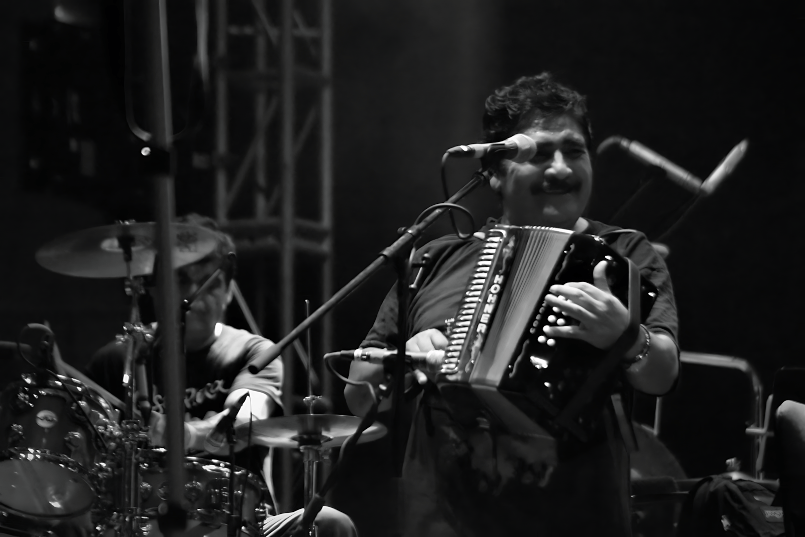 Celso Piña no pidió permiso para mezclar cumbia, ska y hip hop. El Rebelde del Acordeón le ganó al sistema desde la colonia Independencia. #CelsoPiña #PlétoraMusic #CumbiaSinPermiso