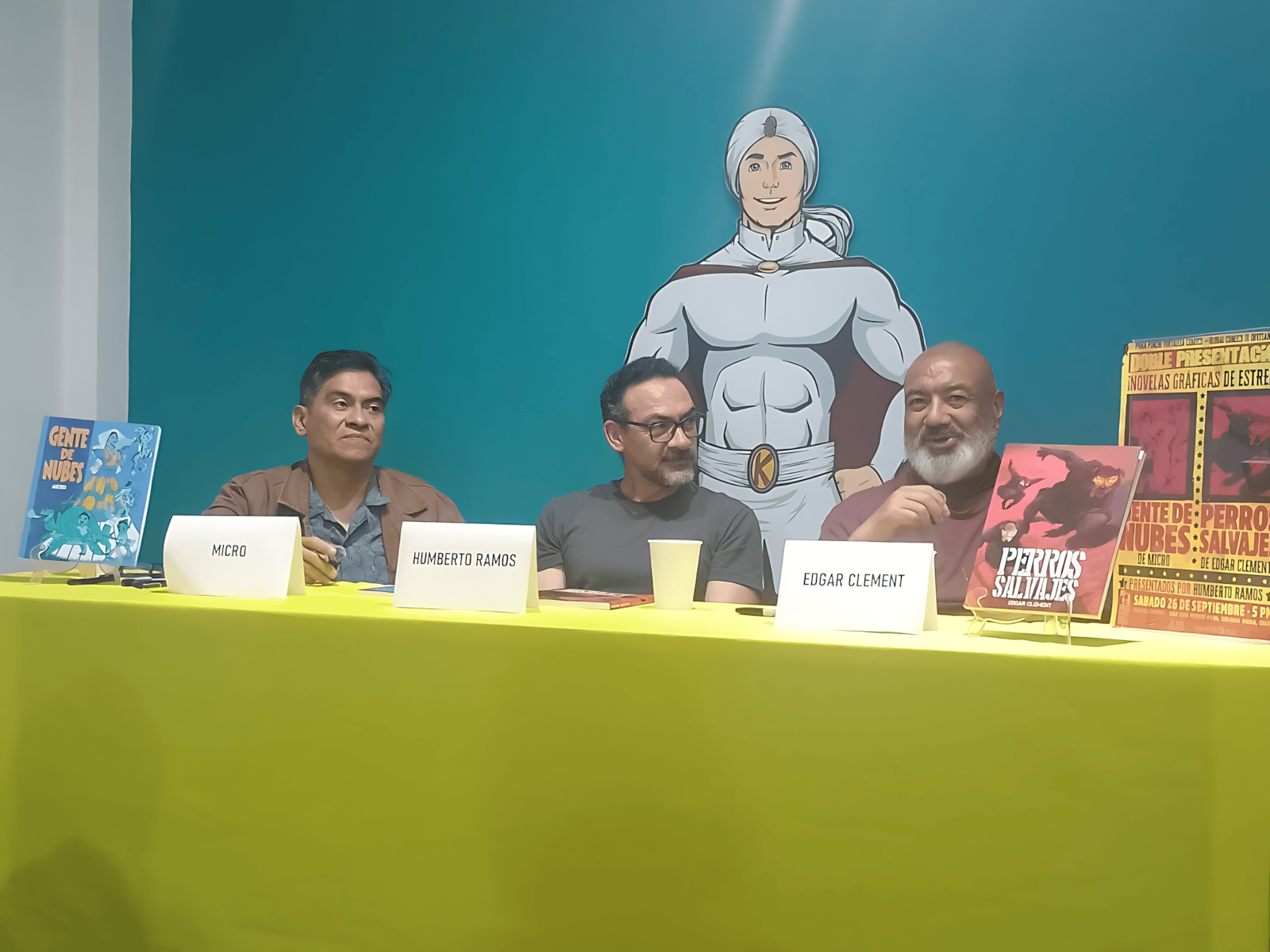 Micro y Clement presentaron Gente de Nubes y Perros Salvajes en Global Comics. Caro hace crónica de una mesa que fue trinchera. En Plétora.