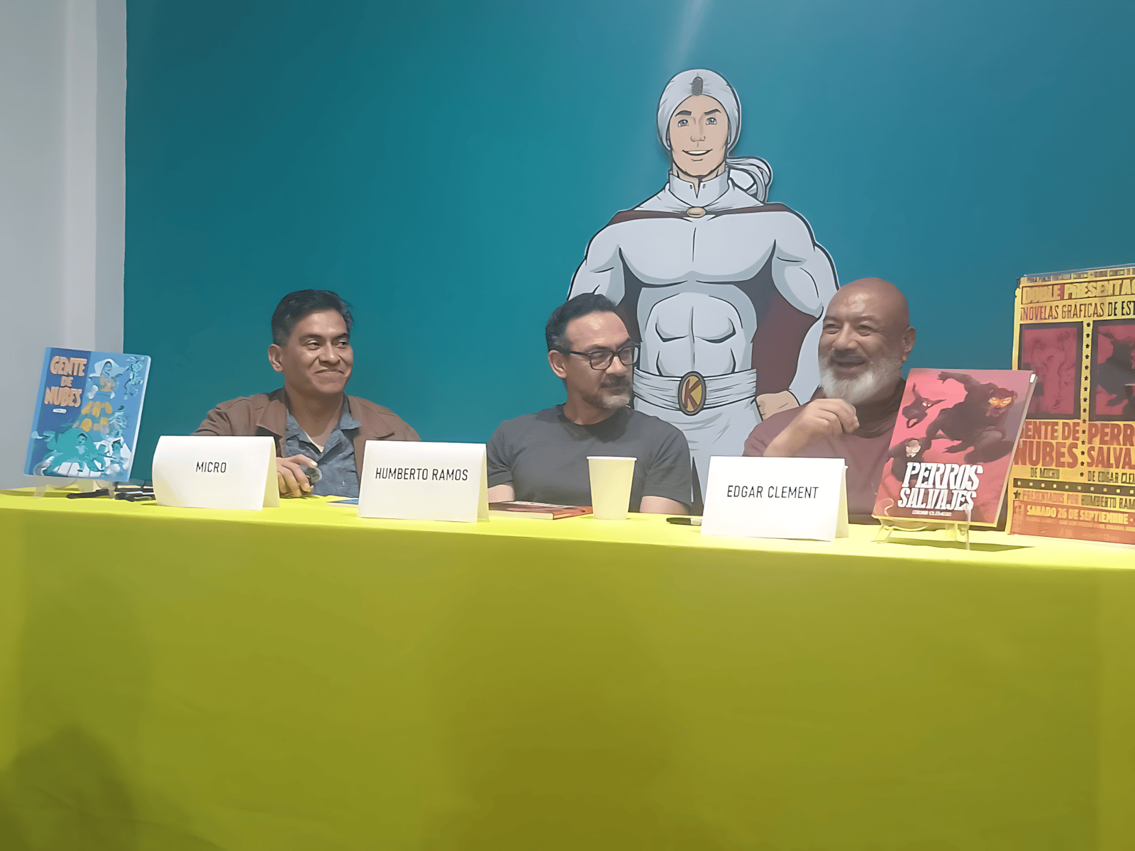 Micro y Clement presentaron Gente de Nubes y Perros Salvajes en Global Comics. Caro hace crónica de una mesa que fue trinchera. En Plétora.
