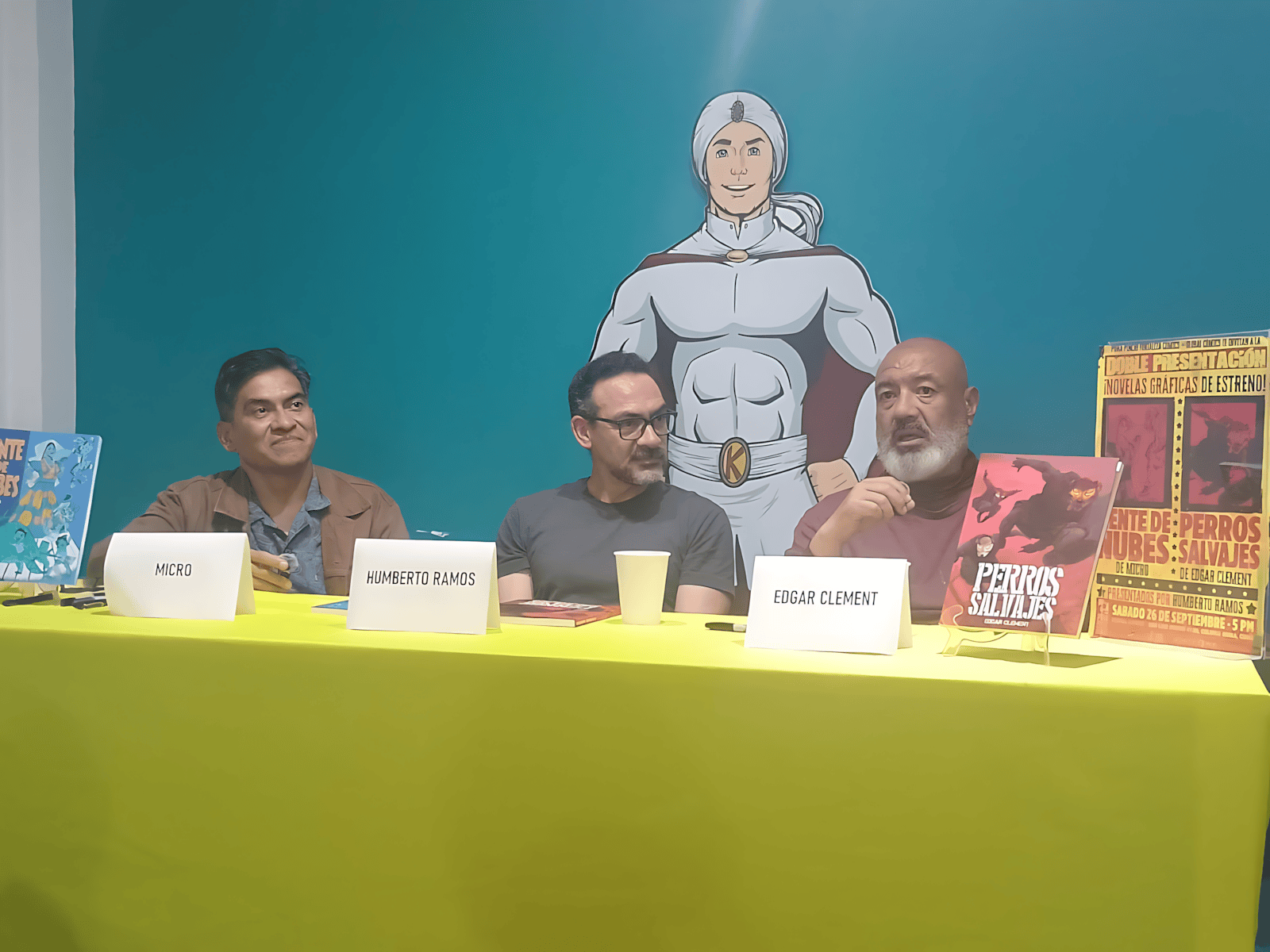 Micro y Clement presentaron Gente de Nubes y Perros Salvajes en Global Comics. Caro hace crónica de una mesa que fue trinchera. En Plétora.