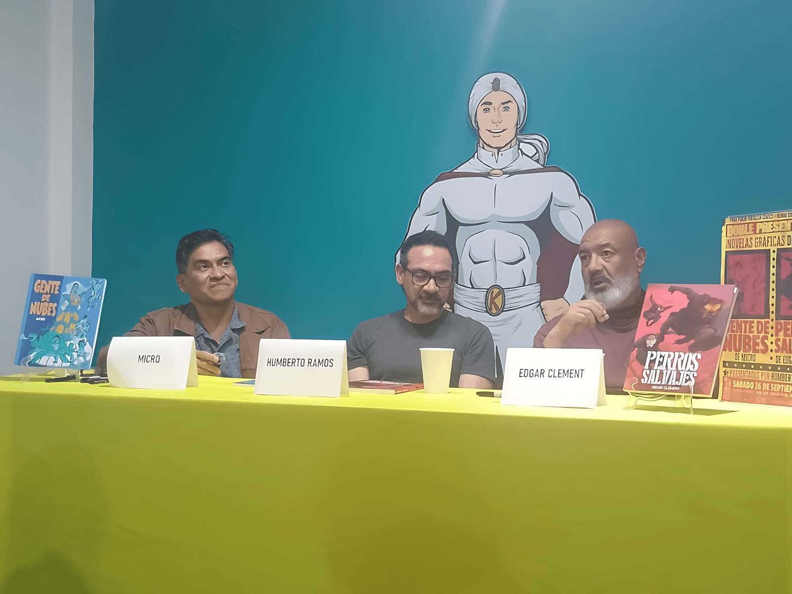 Micro y Clement presentaron Gente de Nubes y Perros Salvajes en Global Comics. Caro hace crónica de una mesa que fue trinchera. En Plétora.