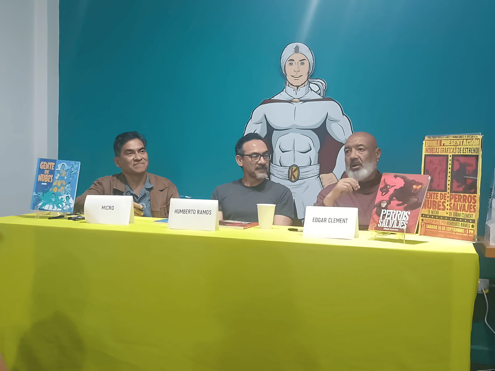 Micro y Clement presentaron Gente de Nubes y Perros Salvajes en Global Comics. Caro hace crónica de una mesa que fue trinchera. En Plétora.
