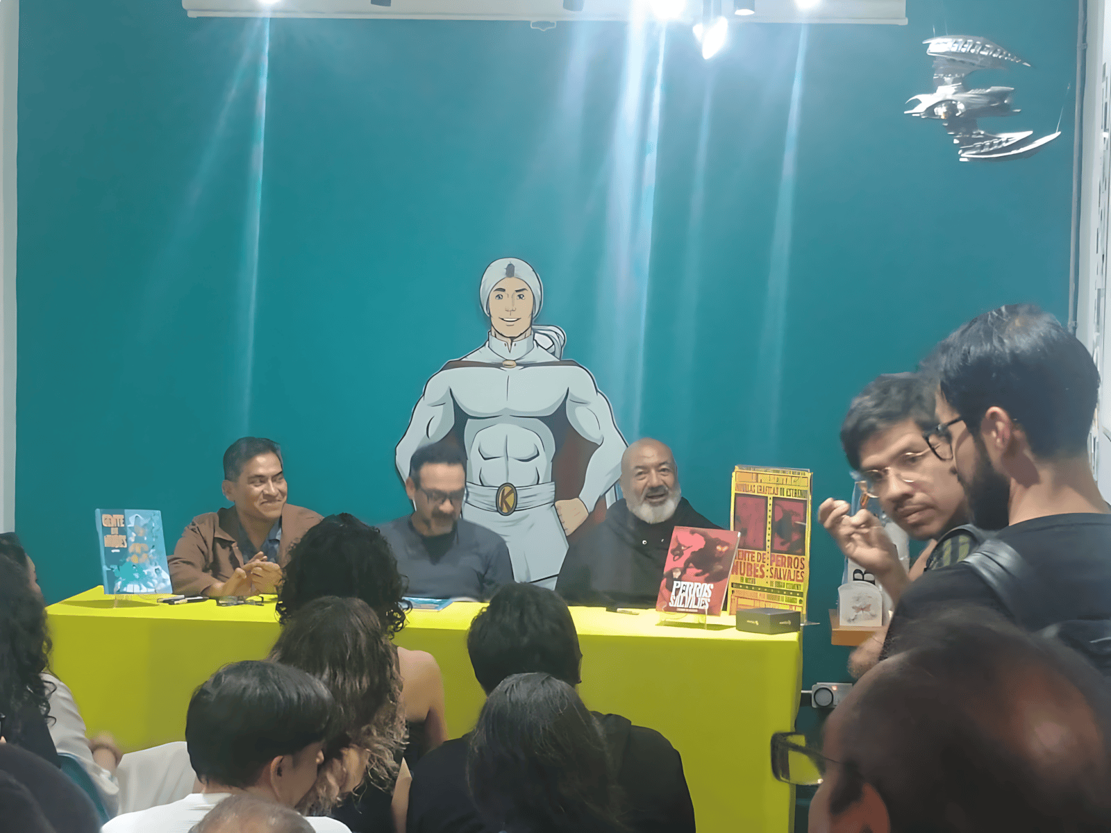 Micro y Clement presentaron Gente de Nubes y Perros Salvajes en Global Comics. Caro hace crónica de una mesa que fue trinchera. En Plétora.