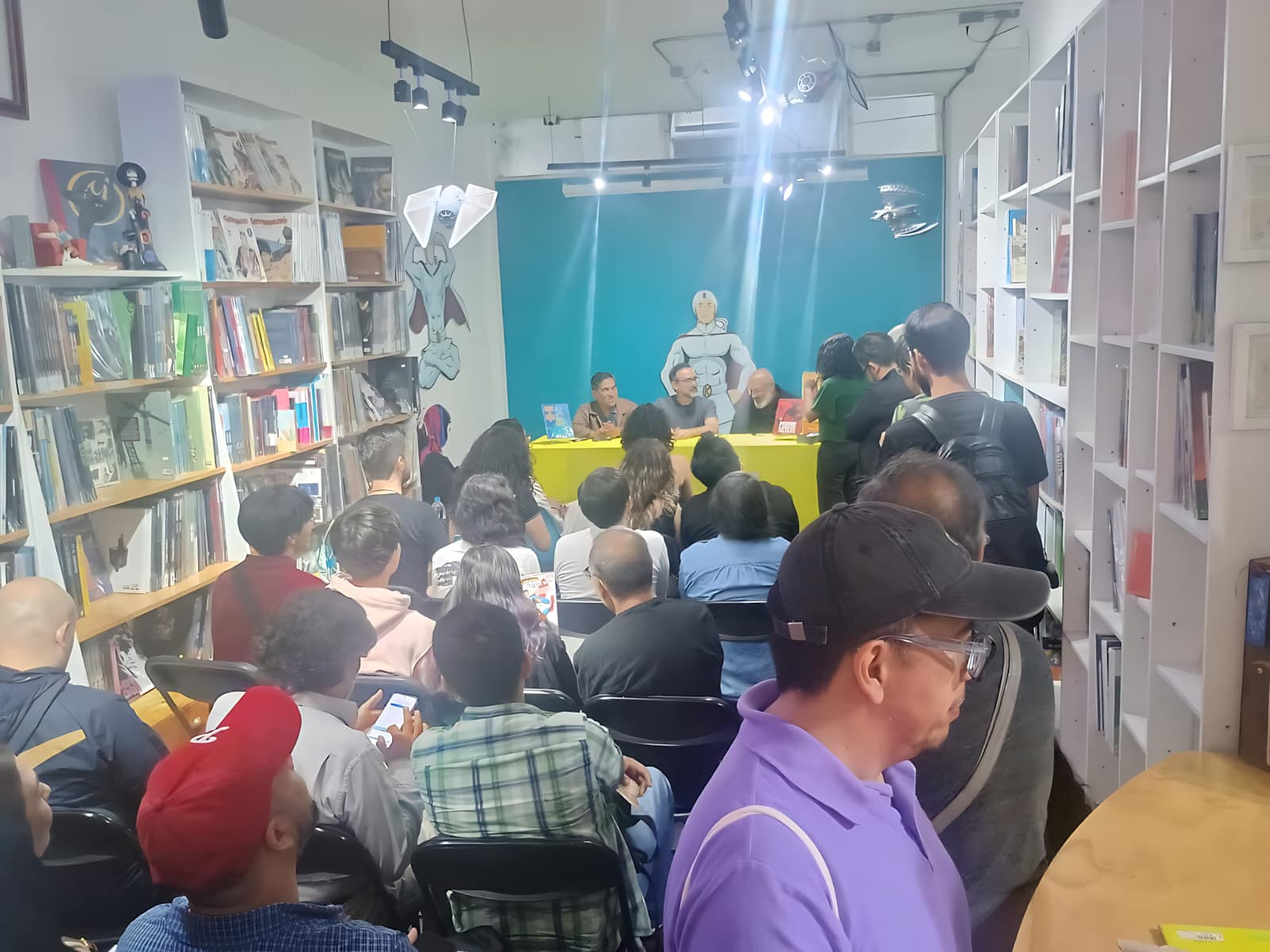 Micro y Clement presentaron Gente de Nubes y Perros Salvajes en Global Comics. Caro hace crónica de una mesa que fue trinchera. En Plétora.