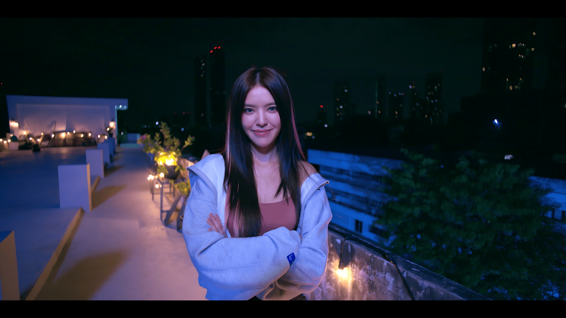 Love Love Mystery Club: fantasmas tailandeses, romance de prepa y 30 finales en formato FMV. Llega el 30 de octubre a consolas. La mirada de Caro ya está en Studio. #LoveLoveMysteryClub #VideojuegosYTecnologia #FiccionCritica