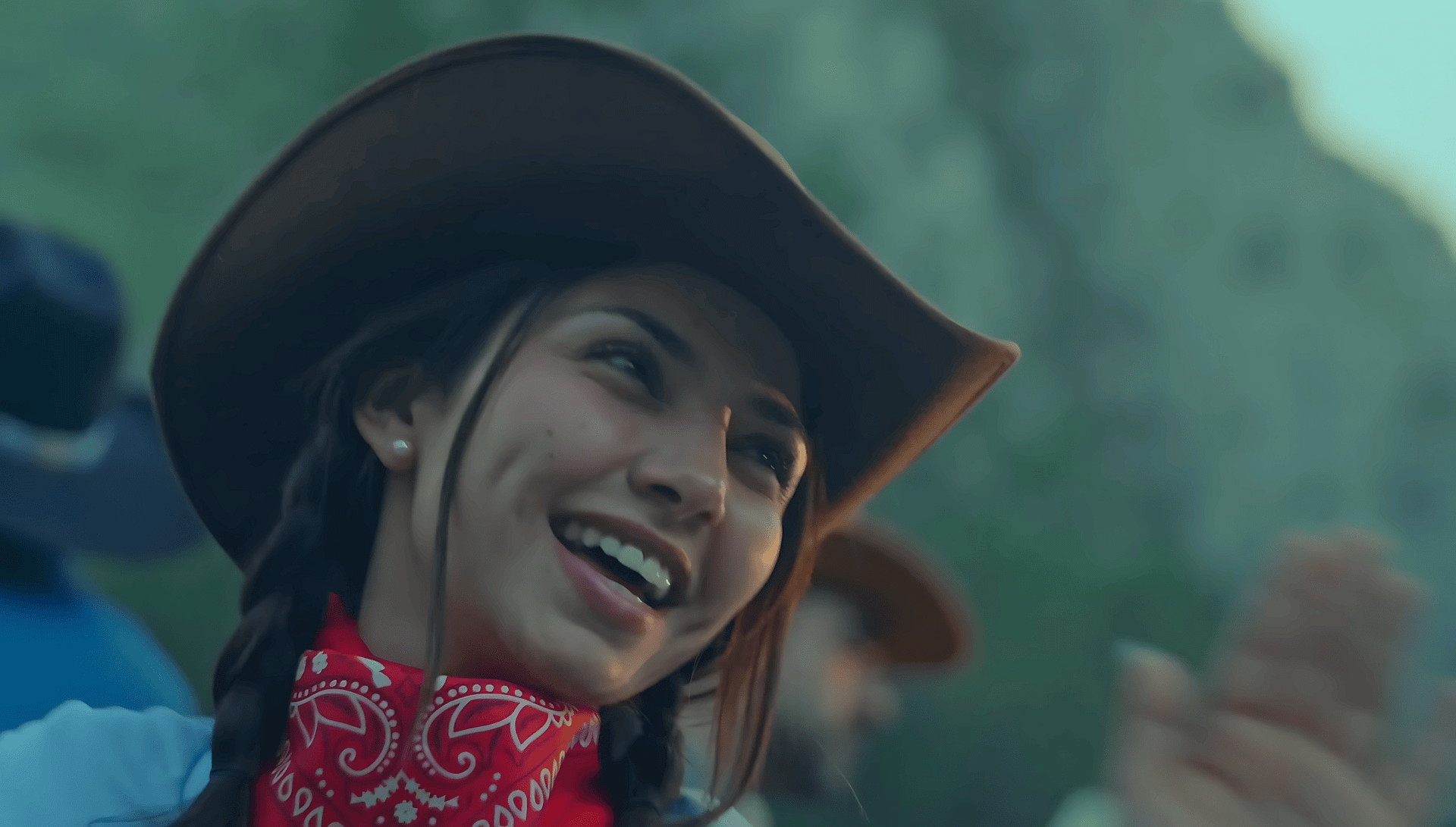 Jennifer Sáenz no actúa a Cecilia: la habita. Caro disecciona su carrera, su formación teatral y por qué Rosa Pastel es un acto de empatía. En Plétora TV. #PlétoraTV #PlétoraAliados #CríticaCultural