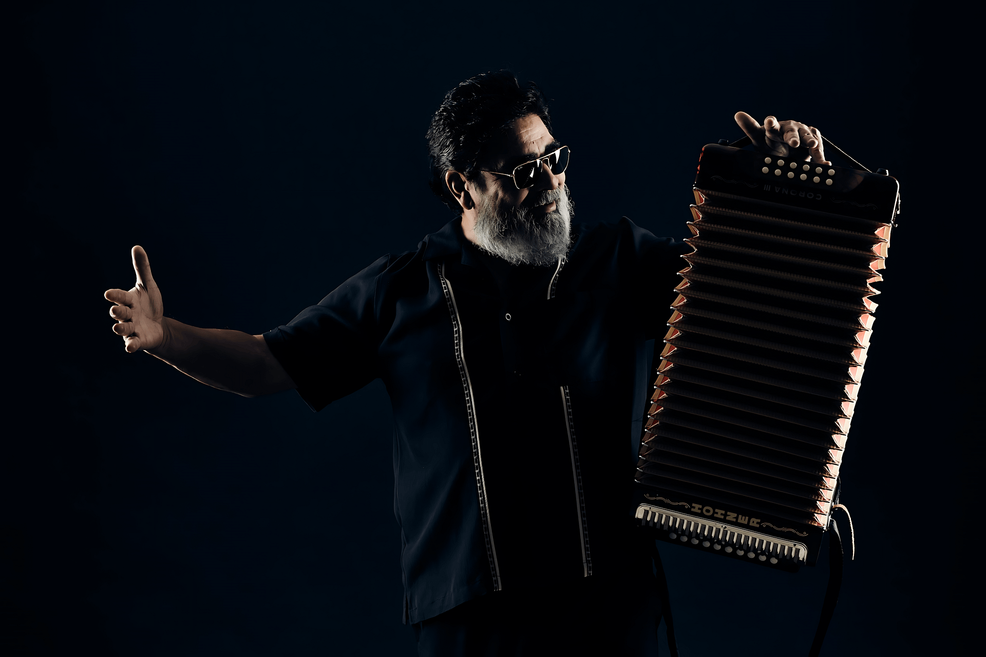 Celso Piña no pidió permiso para mezclar cumbia, ska y hip hop. El Rebelde del Acordeón le ganó al sistema desde la colonia Independencia. #CelsoPiña #PlétoraMusic #CumbiaSinPermiso