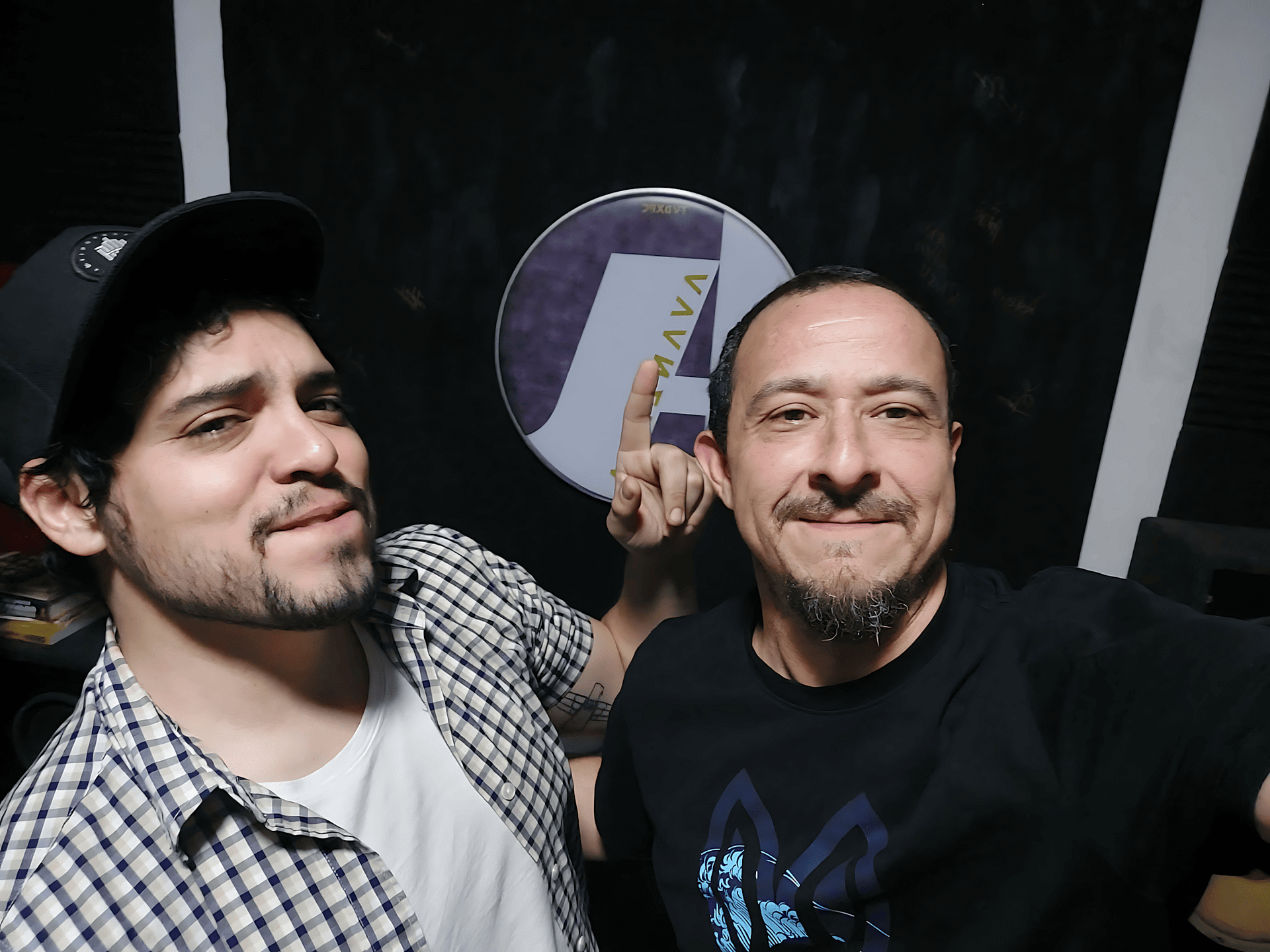 El Gran Sultán mezcla cumbia, rock y lucha libre sin pedir permiso. El caos tropical que dignifica lo popular. Escúchalos en Plétora Radio. #ElGranSultán #PlétoraMusic #FusiónSinPermiso