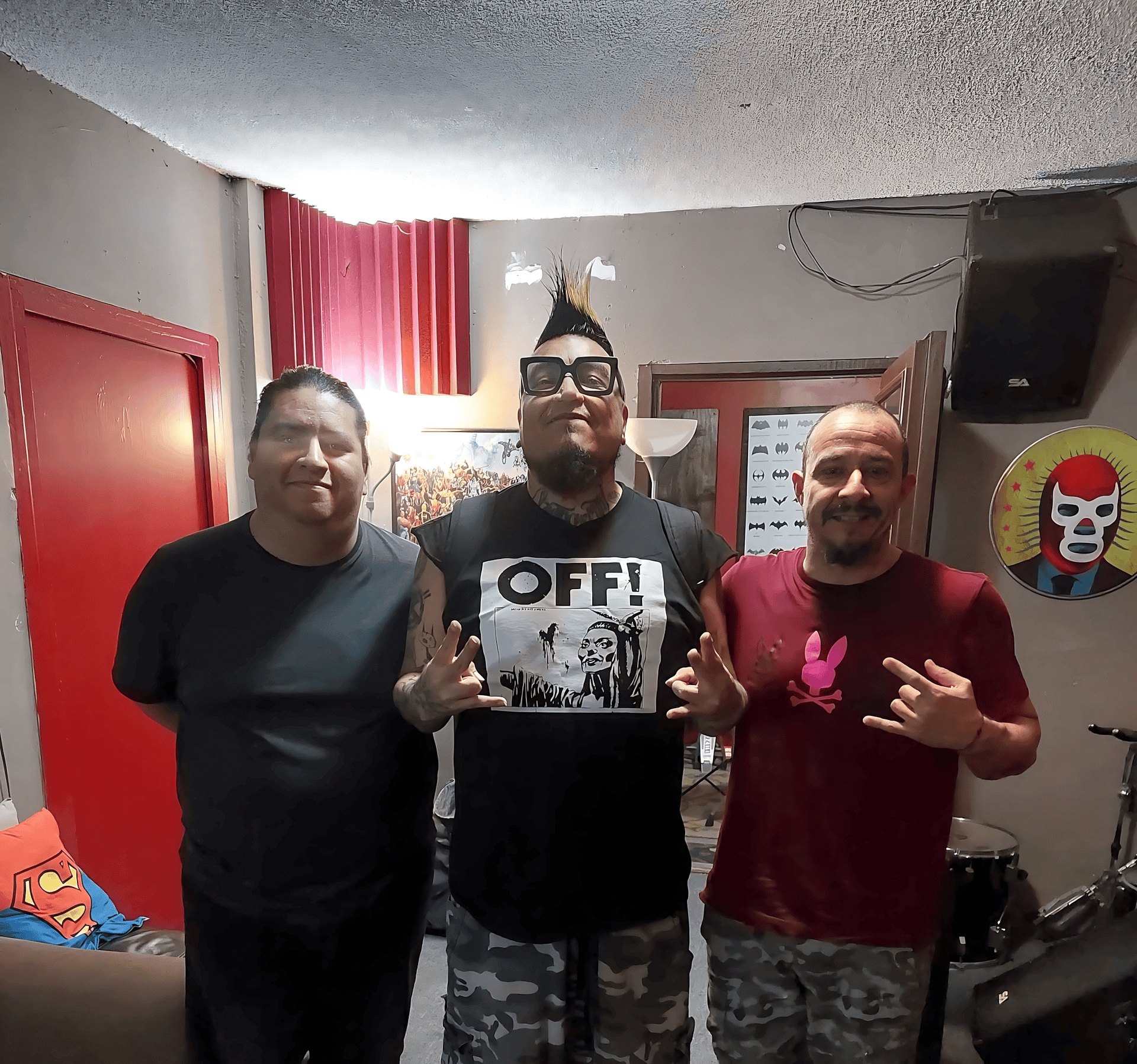 El Gran Sultán mezcla cumbia, rock y lucha libre sin pedir permiso. El caos tropical que dignifica lo popular. Escúchalos en Plétora Radio. #ElGranSultán #PlétoraMusic #FusiónSinPermiso