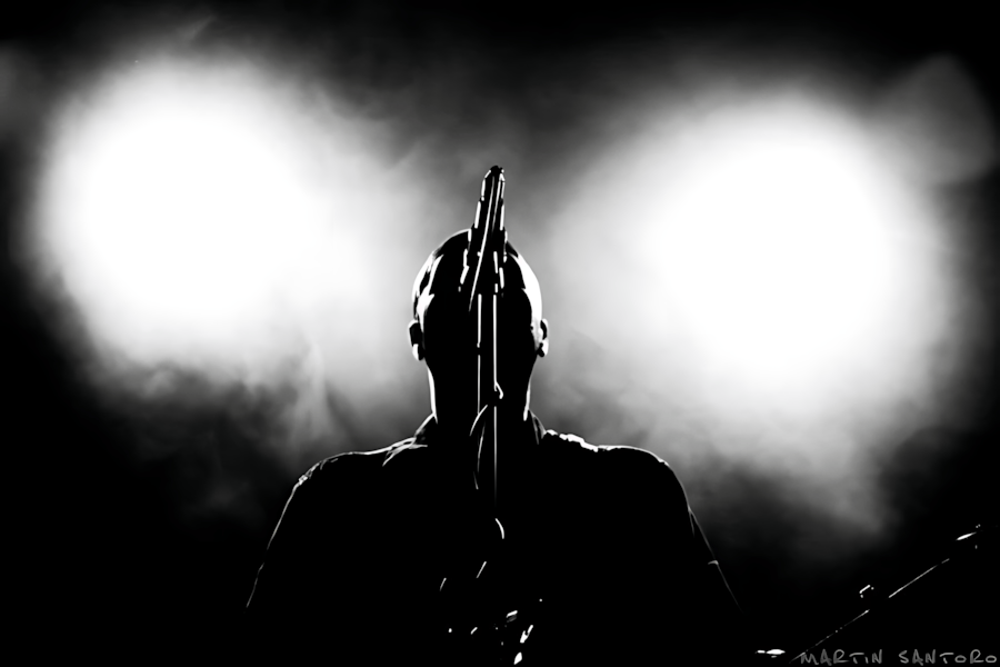 Manza no busca viralidad, busca permanencia. Su nuevo álbum en vivo es un acto de presencia en tiempos de ruido. Escúchalo en Studio. #Manza #PlétoraMusic #MúsicaSinConcesiones