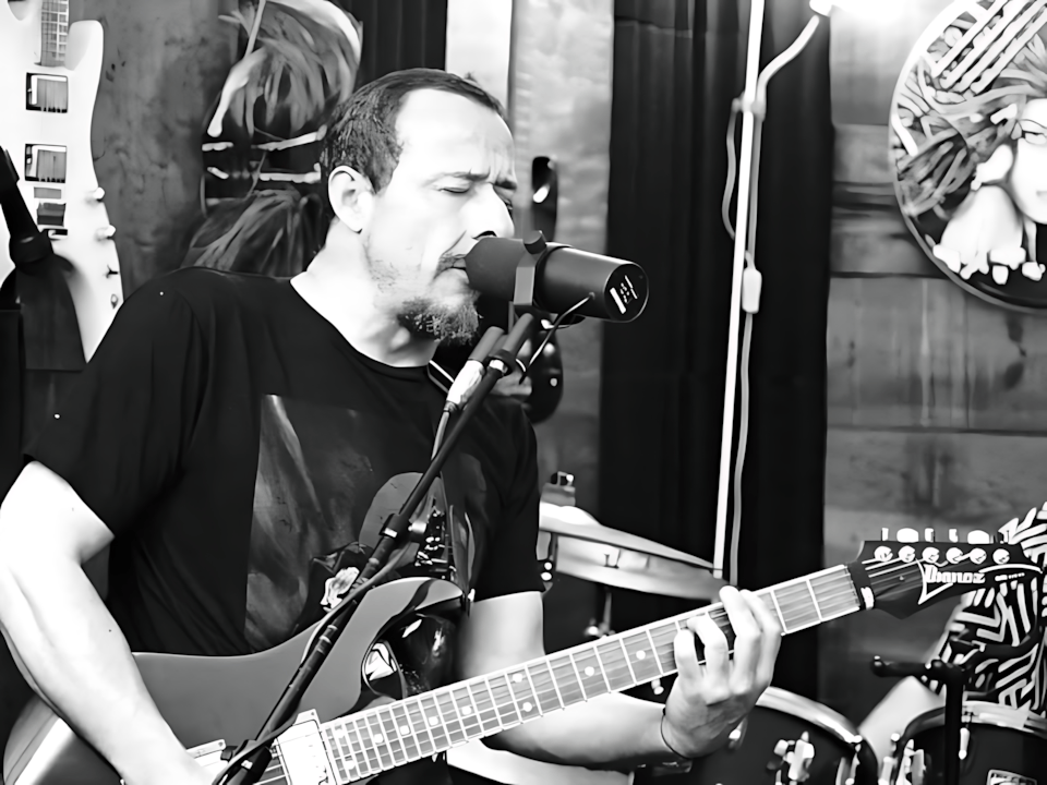 El Gran Sultán mezcla cumbia, rock y lucha libre sin pedir permiso. El caos tropical que dignifica lo popular. Escúchalos en Plétora Radio. #ElGranSultán #PlétoraMusic #FusiónSinPermiso