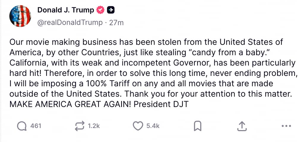Captura de pantalla de un tweet de Donald Trump anunciando un impuesto del 100% a las películas realizadas fuera de Estados Unidos, con un enfoque en la protección de la industria cinematográfica estadounidense.