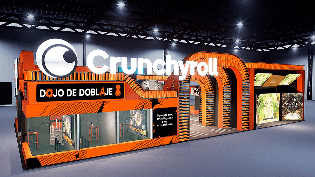 Stand de Crunchyroll con la inscripción 'Dojo de Doblaje' en un ambiente moderno y colorido.