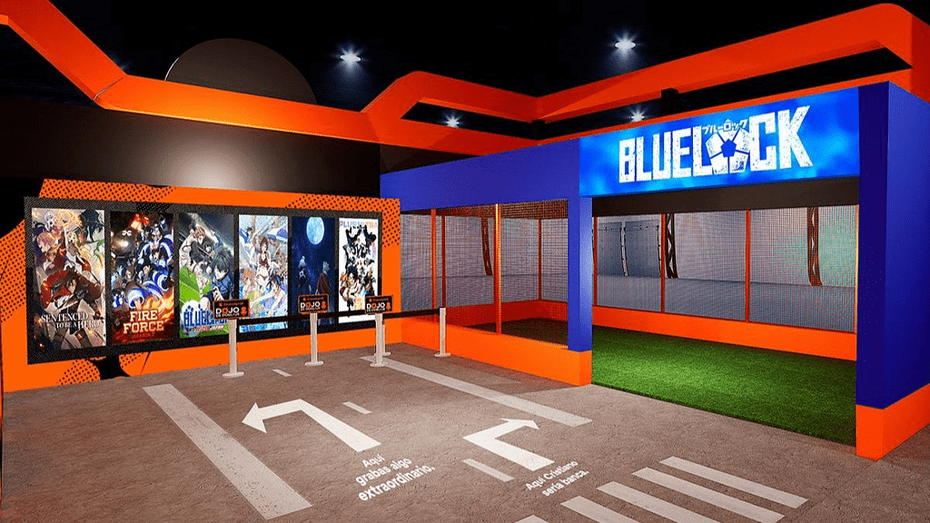 Imagen de un espacio recreativo decorado con temática de anime, que incluye un letrero destacado de 'BLUELOCK' y carteles de varias series populares como 'Fire Force'. El ambiente es colorido con predominancia de colores naranja y azul.