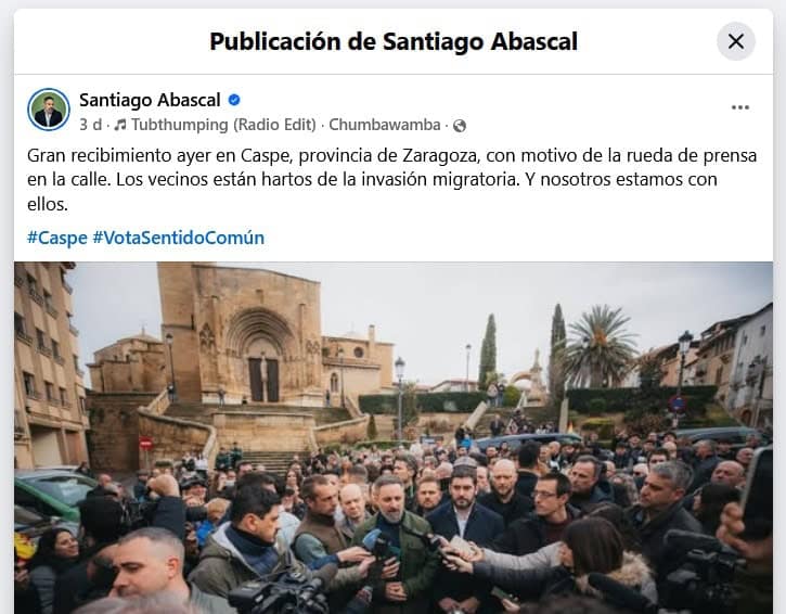 Gran multitud en Caspe, Zaragoza, durante una rueda de prensa, con personas rodeando a un grupo de oradores.