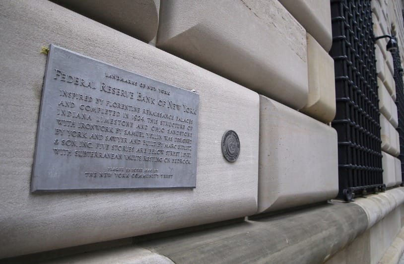 Placa conmemorativa de la Reserva Federal de Nueva York, ubicada en la pared del edificio, que detalla su estructura e historia.